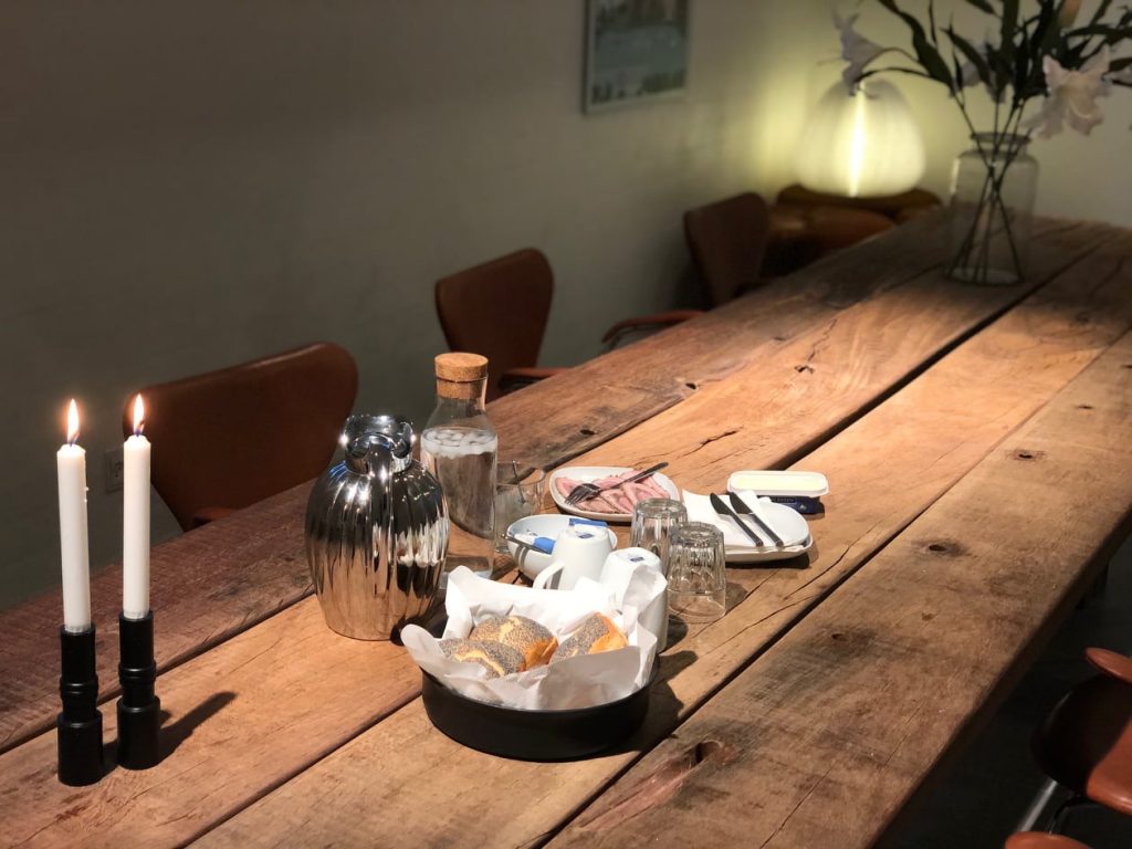Mødelokale dækket op til møde