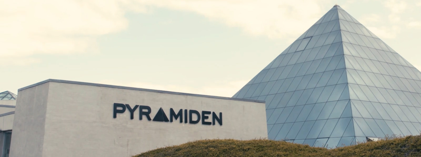 Pyramiden på Birkemose Allé 37 i Kolding – glaspyramiden og indgangen med Pyramiden-skiltet